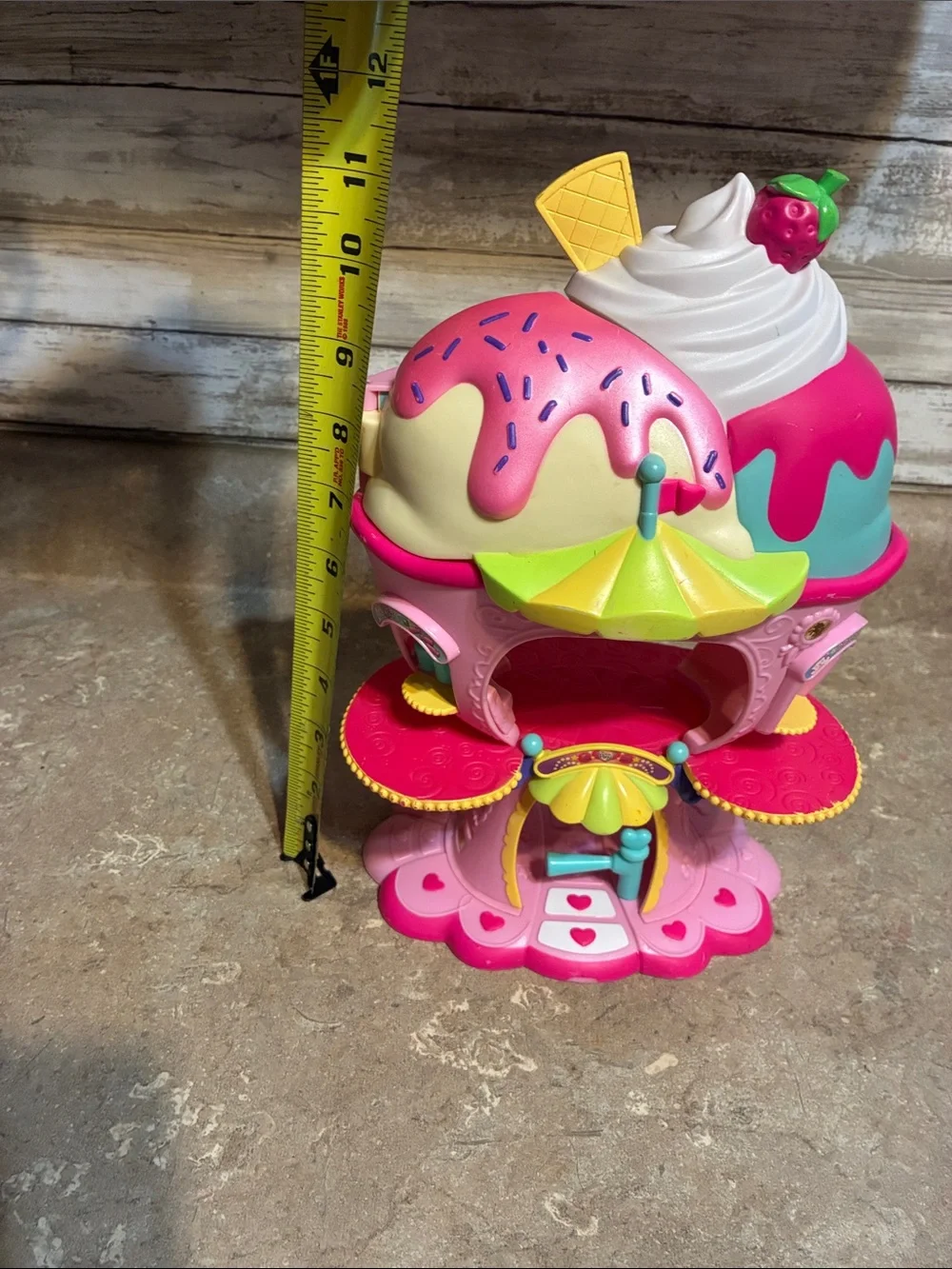 Hasbro 2007 My Little Pony Ice Cream Ponyville Sweet Shop Parlor